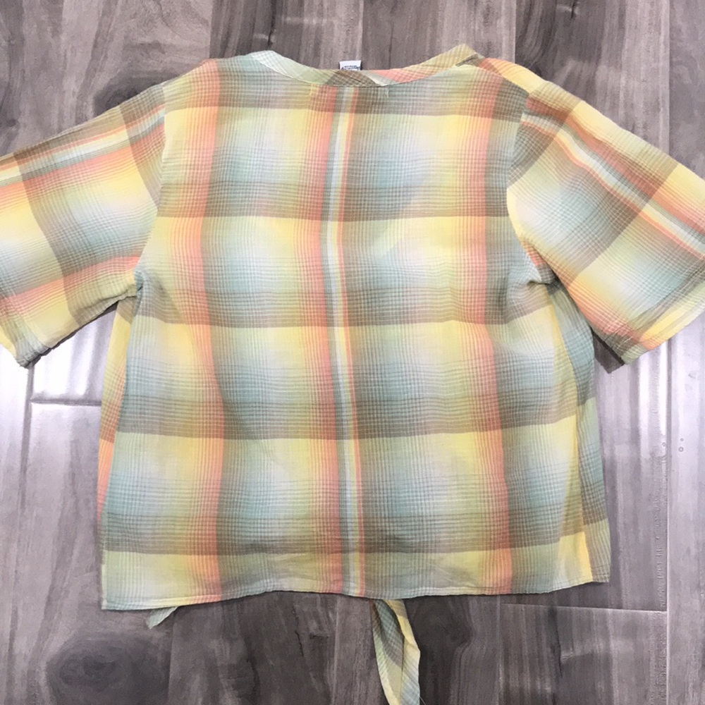 Button Down Crop Top - Picture 4 of 4